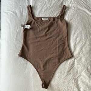 NWT BABATON TAUPE CONTOUR BODYSUIT ARITZIA MEDIUM BROWN M TOP